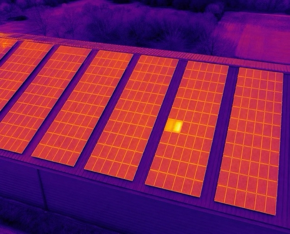 W&auml;rmebildaufnahme einer Photovoltaikanlage aus der Luft